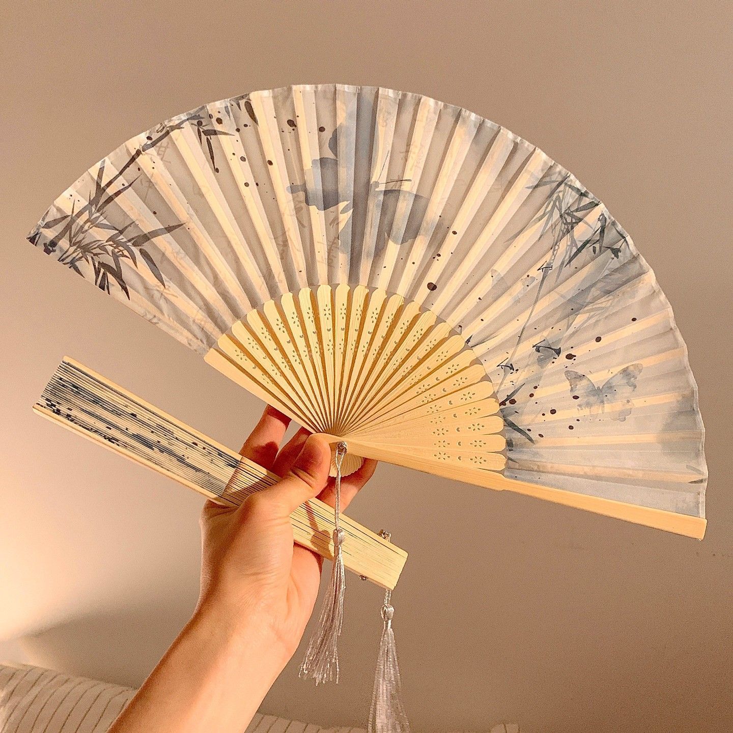 مروحة يدوية من الخيزران قابلة  - مراجعة Photography Date وسعره